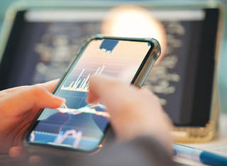 Investitor pregledava jasan postupak isplate i prebacivanja sredstava