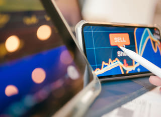 Trader koji analizira opcije na tržištima Bitcoin, Ethereum i forex